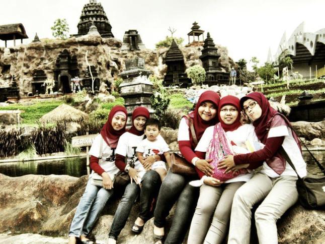 Emak-emak ama balitanya nampang dolo