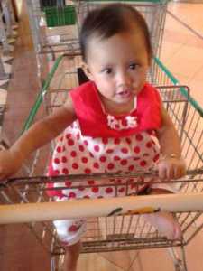 Balapan pake troli belanja :D