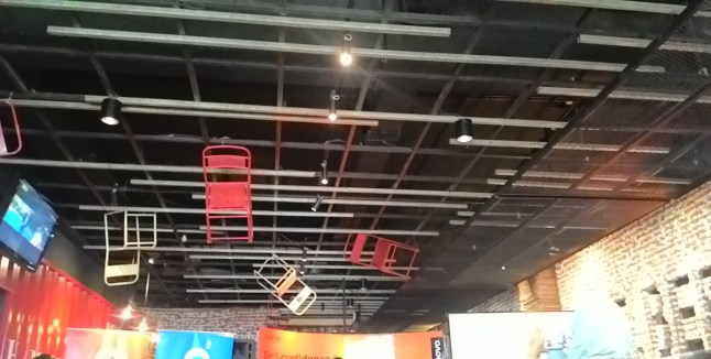 "Ma,kenapa kursinya ditaruh atas gitu?" piye jal jawab e :D